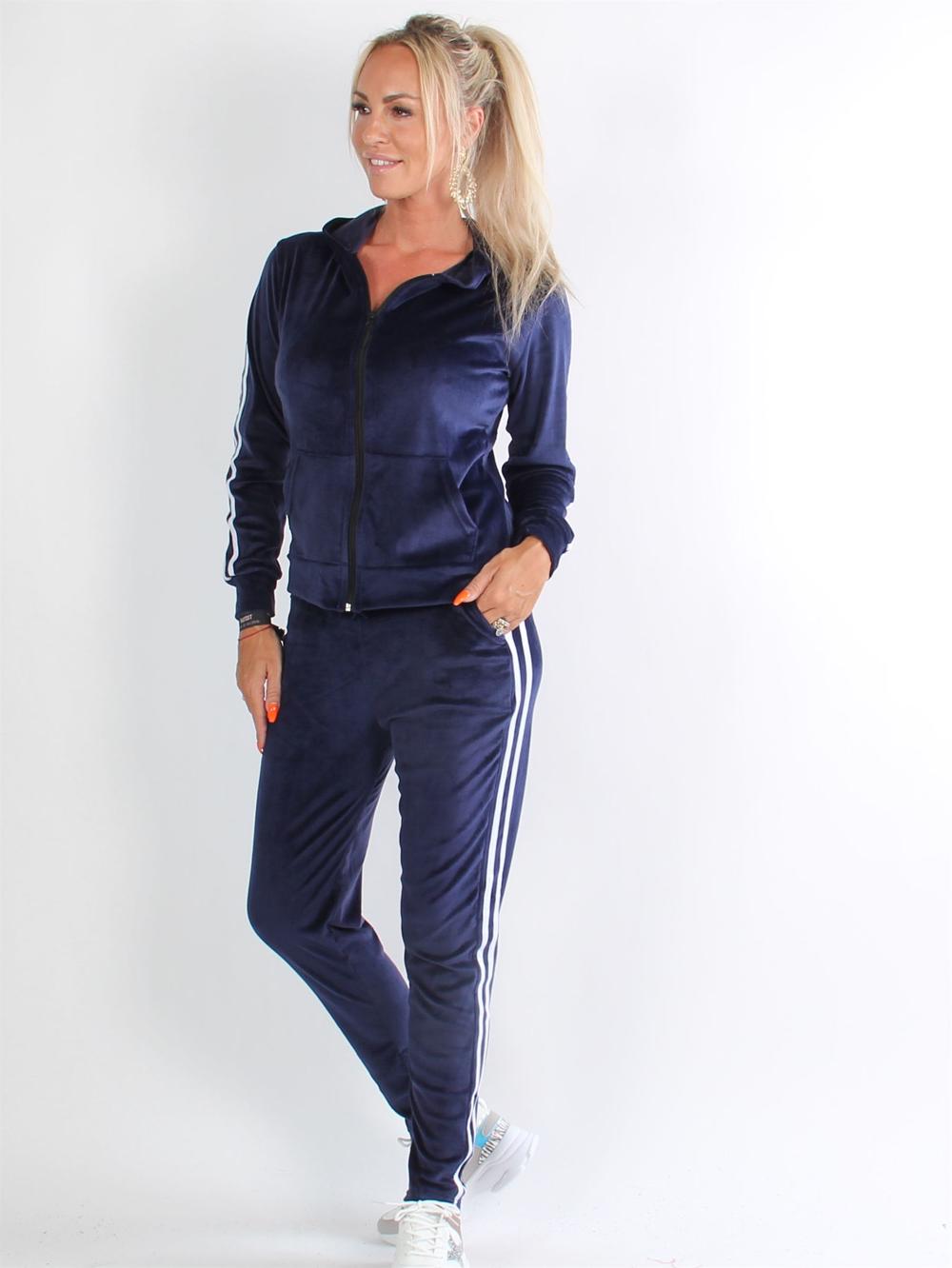 Lykke - Armégrön joggingdräkt i velour med vita ränder